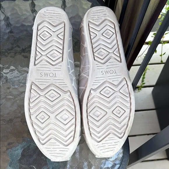 TOMS Gray Giraffe Pattern Eco friendly Canvas Shoes size 8 - Picture 4 of 6